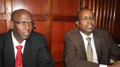 Former NYS Deputy Director General Adan Harakhe (right) with former Devolution and Planning ministry administrator Hassan Noor Hassan in a Nairobi court on November 28, 2016.