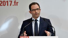 French presidential election candidate for the left-wing French Socialist party Benoit Hamon addresses the press on March 29, 2017, following announcement by former prime minister Manuel Valls he will endorse the presidential bid of Emmanuel Macron