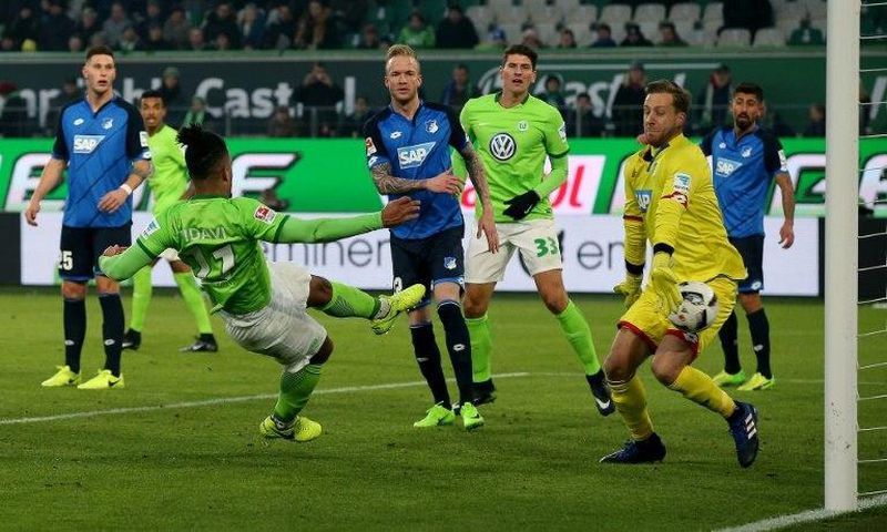 Wolfsburg's midfielder Daniel Didavi (L) scores his team's second goal against Hoffenheim's goalkeeper Oliver Baumann on February 12, 2017