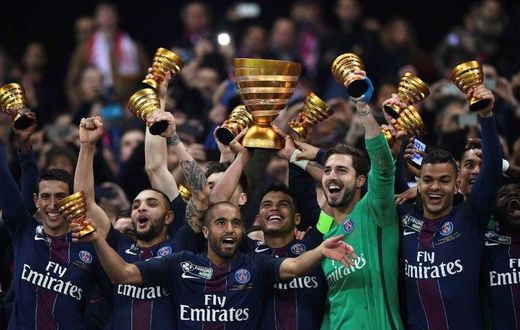 Paris Saint-Germain's Thiago Silva (C) holds the trophy as he celebrates with teammates after winning their French League Cup final against Monaco (ASM) on April 1, 2017