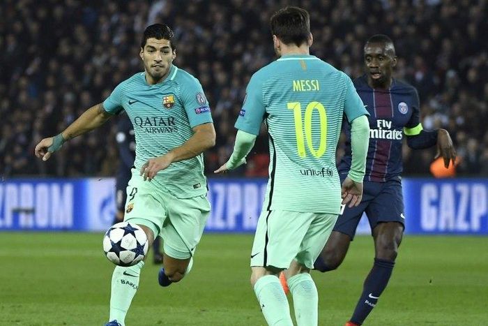 Barcelona's Luis Suarez (L) and Lionel Messi fight for the ball with Paris Saint-Germain's Blaise Matuidi during their UEFA Champions League round of 16 first leg match, at the Parc des Princes stadium in Paris, on February 14, 2017