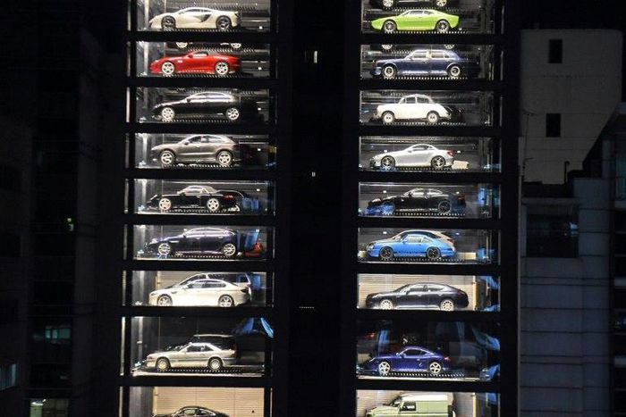 Snickers bar: check. Can of Coke: check. Maserati: check. An innovative car show room in land-starved Singapore is using a vending machine-style system to sell luxury cars