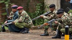 Kenyan police officers during a past stake out (Twitter)