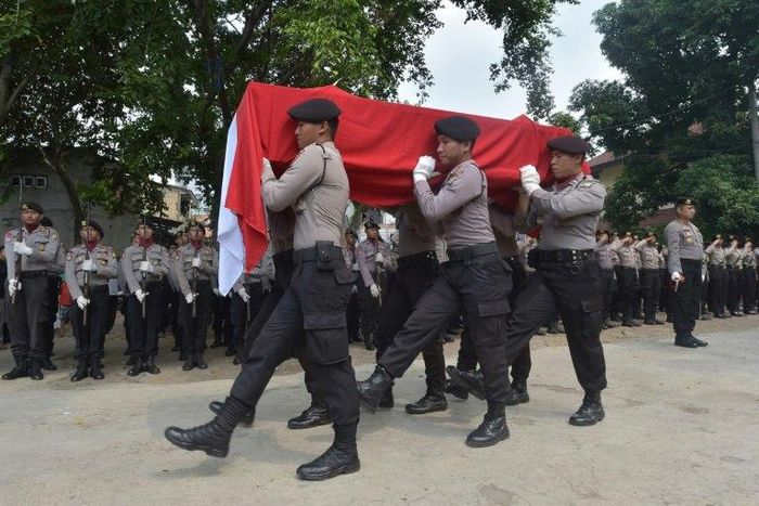 The Islamic State (IS) group has claimed responsibility for a twin suicide bombing at a Jakarta bus terminal that killed three policemen.