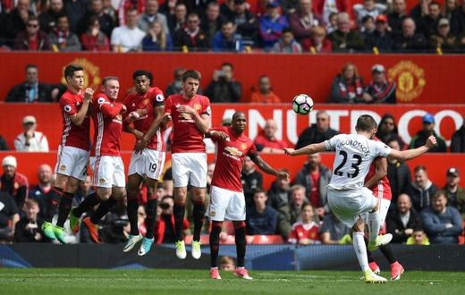 Swansea City's Gylfi Sigurdsson (R) scores from a free kick to equalise 1-1 against Manchester United at Old Trafford on April 30, 2017