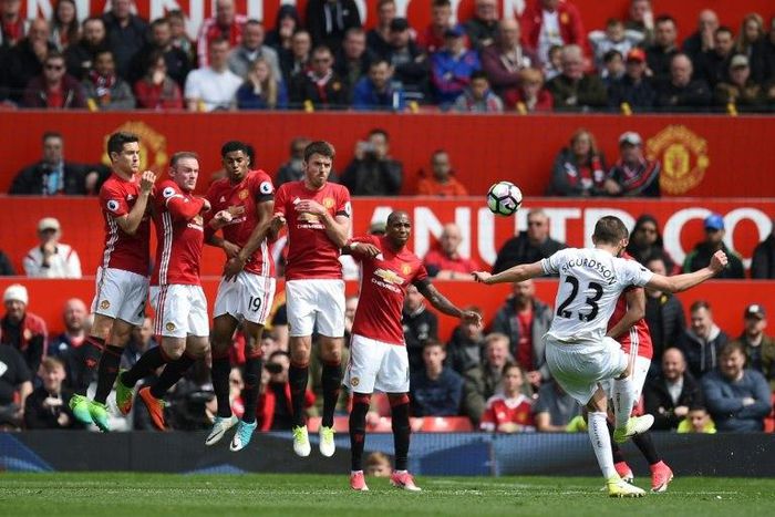 Swansea City's Gylfi Sigurdsson (R) scores from a free kick to equalise 1-1 against Manchester United at Old Trafford on April 30, 2017