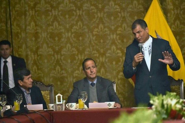 Ecuadorean President Rafael Correa (R), Colombian government representative Juan Camilo Restrepo (C) and ELN guerrilla representative Pablo Beltran (L) resume ceasefire talks in Quito