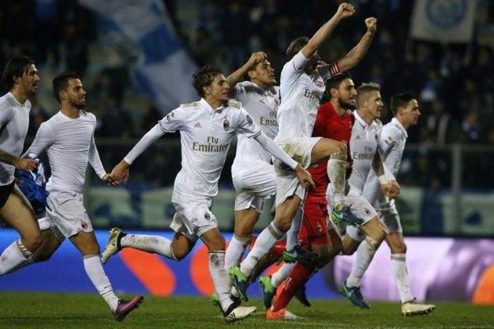 AC Milan's players celebrate at the end of the Italian Serie A football match between Empoli and AC Milan on November 26, 2016