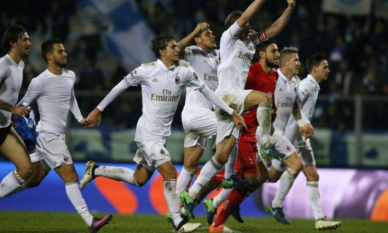 AC Milan's players celebrate at the end of the Italian Serie A football match between Empoli and AC Milan on November 26, 2016