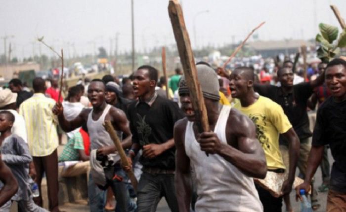 A depiction of a mob ready to serve jungle justice.
