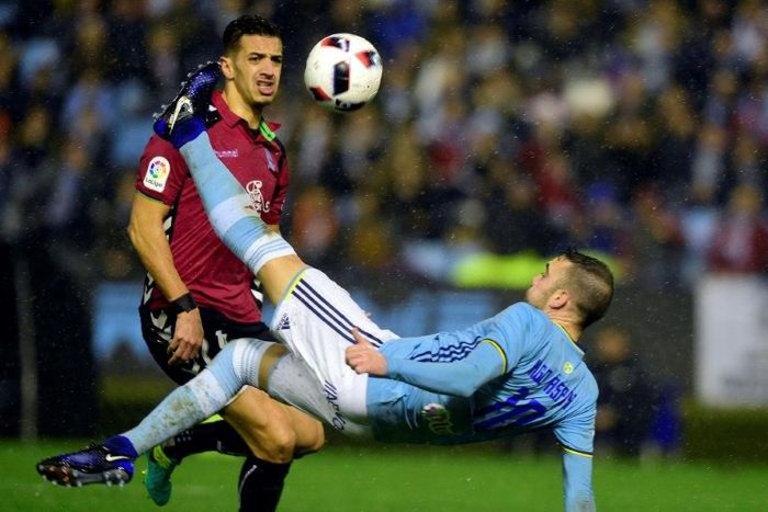 elta Vigo's forward Iago Aspas (R) kicks the ball beside Alaves' defender Zouhair Feddal during the Spanish Copa del Rey semi final first leg football match RC Celta de Vigo vs Deportivo Alaves at the Balaidos stadium in Vigo on February 2, 2017