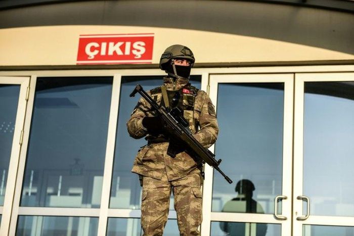 A member of Turkish special forces stands guard at the entrance to a courthouse in Istanbul on January 23, 2017