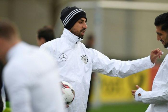 Germany's midfielder Sami Khedira and Emre Can (R) take part in a training session March 21, 2017, on the eve of the friendly football match between Germany and England