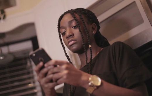 ___8263418___2018___4___17___12___woman+on+phone