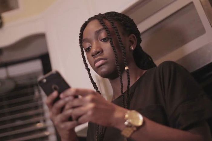 ___8263418___2018___4___17___12___woman+on+phone