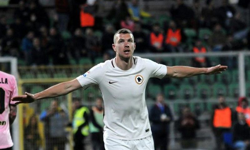 Roma's forward from Bosnia-Herzegovina Edin Dzeko celebrates after scoring during the Italian Serie A football match Palermo vs AS Roma, on March 12, 2017