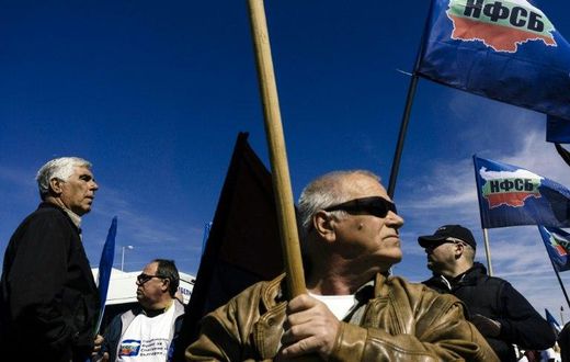 Bulgarian nationalists block the border with Turkey ahead of elections