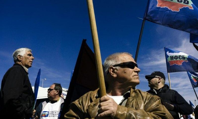 Bulgarian nationalists block the border with Turkey ahead of elections
