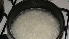 Cooking rice(Wikimedia Commons)