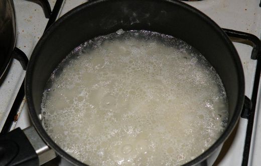 Cooking rice(Wikimedia Commons)