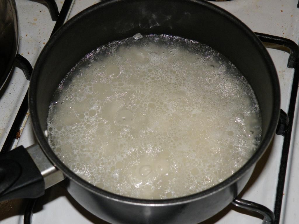 Cooking rice(Wikimedia Commons)