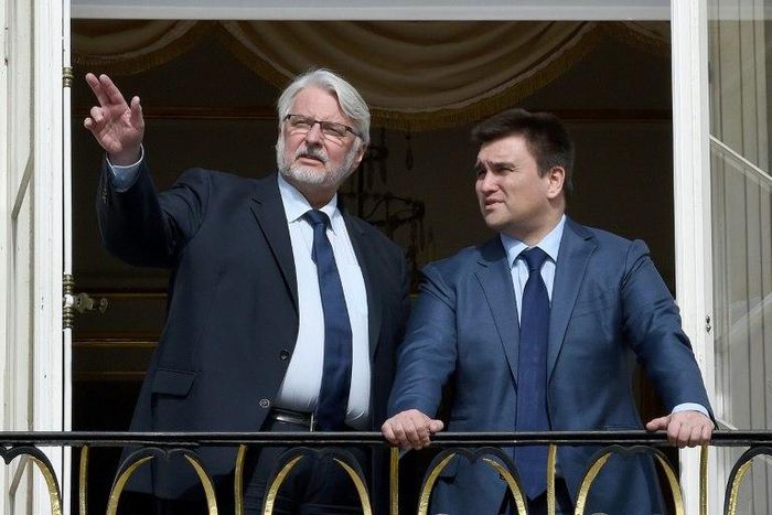 Poland's Foreign Minister Witold Waszczykowski (L) and his counterpart from Ukraine Pavlo Klimkin talk at the balcony of Lazienki palace in Warsaw on March 15, 2017