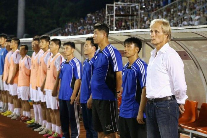 North Korea's coach Jørn Andersen (R) stands next to officials and players ahead of a friendly match in Ho Chi Minh City, in October 2016