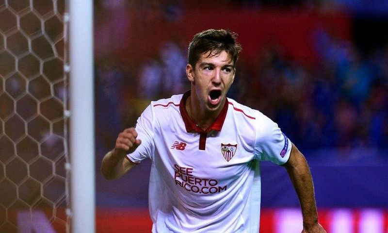 Sevilla's forward Luciano Vietto (C) celebrates after scoring during the UEFA Champions League Group H football match Sevilla FC vs GNK Dinamo Zagreb at the Ramon Sanchez Pizjuan stadium in Sevilla on November 2, 2016