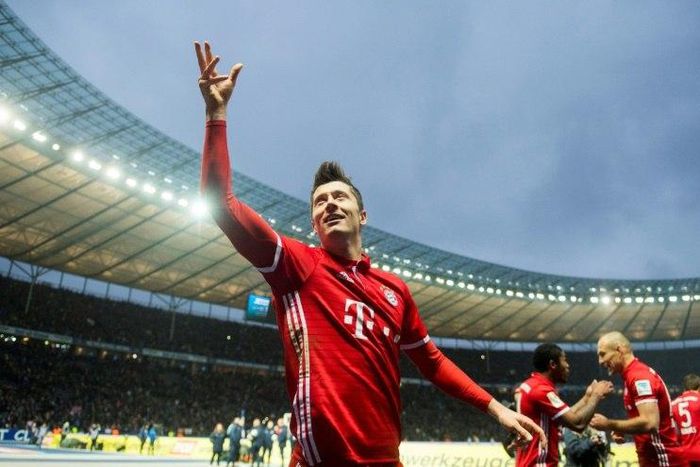 Bayern Munich's Robert Lewandowski celebrates after scoring a last minute equaliser against Hertha Berlin on February 18, 2017
