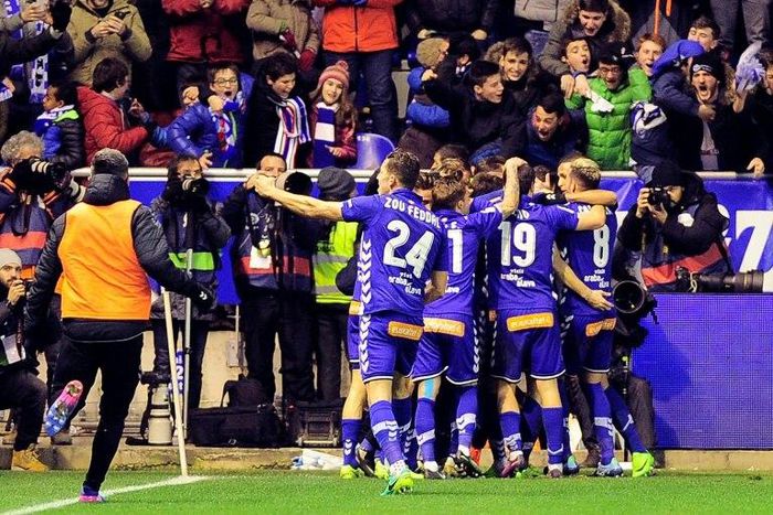 Deportivo Alaves players celebrate after scoring their first goal during the Spanish Copa del Rey semi final second leg football match against RC Celta de Vigo February 8, 2017
