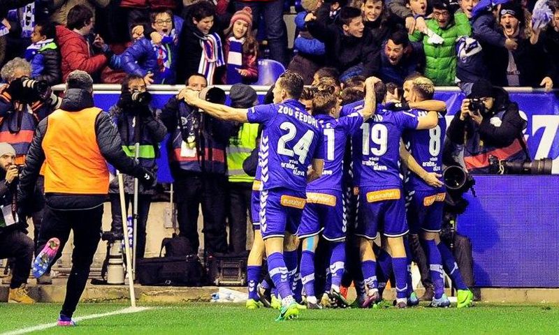 Deportivo Alaves players celebrate after scoring their first goal during the Spanish Copa del Rey semi final second leg football match against RC Celta de Vigo February 8, 2017