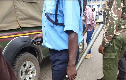 Police handle murder weapons used by Naftali Kinuthia to kill Ivy Wangechi (Twitter)
