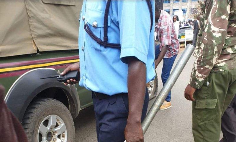 Police handle murder weapons used by Naftali Kinuthia to kill Ivy Wangechi (Twitter)