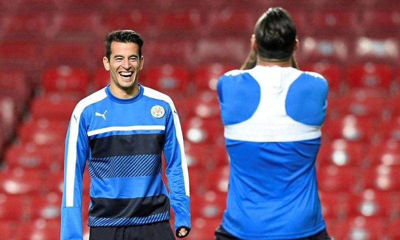 Leicester City's Spanish defender Luis Hernandez (L) takes part in in a training session at the Parken stadium in Copenhagen, on November 1, 2016