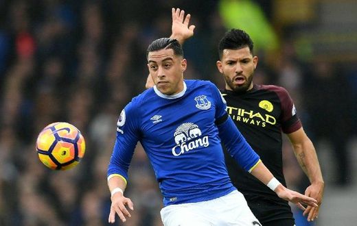 Everton defender Ramiro Funes Mori (L) vies with Manchester City striker Sergio Aguero during the English Premier League match at Goodison Park in Liverpool, north-west England on January 15, 2017