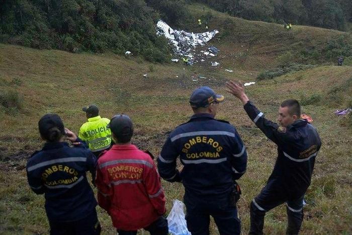 Rescuers look at the wreckage of the LAMIA Airlines charter plane that carried members of the Chapecoense Real football team, in the mountains of Cerro Gordo in Colombia, on November 29, 2016