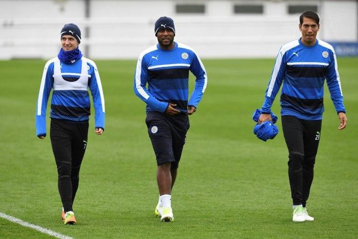 Leicester City'sdefender Ben Chilwell (L), defender Wes Morgan (C) and striker Leonardo Ulloa (R) attend a training session at Leicester City's training complex in Leicester, central England, on April 17, 2017