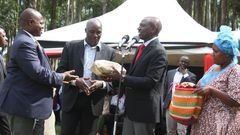 File image of DP Ruto presenting money at a past fundraiser in Kisii