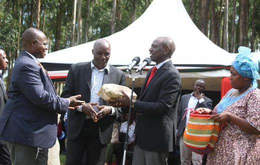 File image of DP Ruto presenting money at a past fundraiser in Kisii