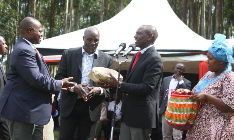 File image of DP Ruto presenting money at a past fundraiser in Kisii
