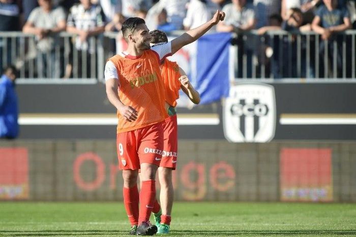 Monaco's Colombian forward Radamel Falcao (C) celebrates at the end of the French L1 football match between Angers and Monaco on April 8, 2017