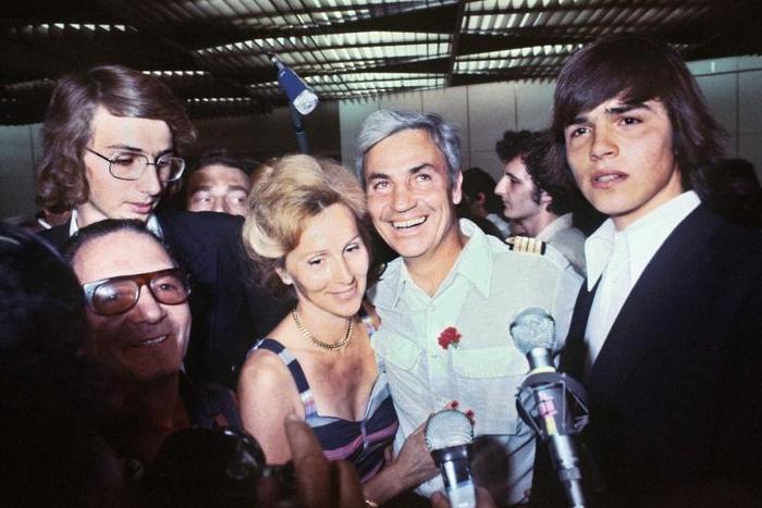 Air France captain Michel Bacos (C) is hailed as a hero for refusing to abandon his passengers when hijackers seized his plane in 1976