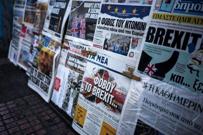 A picture taken on June 25, 2016 in Athens shows the front page of the Greek newspaper "Ta Nea" (C) reading "be afraid of Brexit"