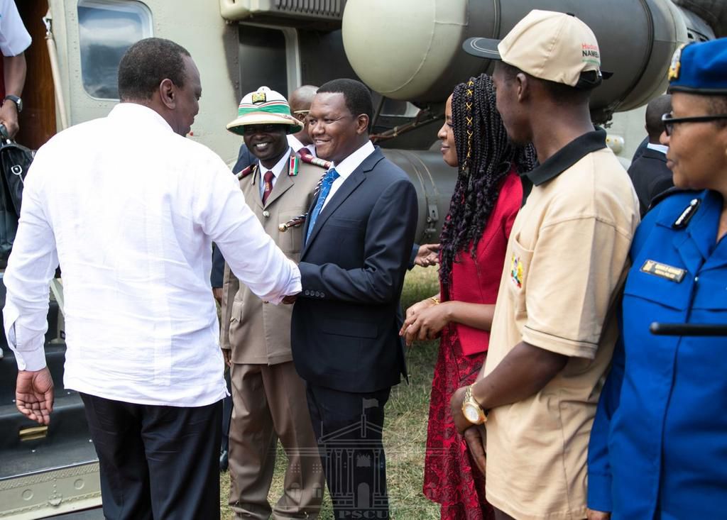 President Uhuru Kenyatta received by Governor Alfred Mutua in Masii for the launch of NIIMS registration (PSCU)