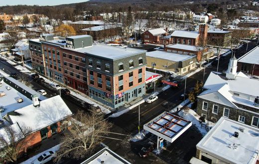 New York City Transplants and a River Town's Natives Fight for Its Soul