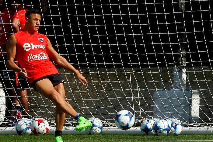Chile's footballer Alexis Sanchez takes part in a training session in Santiago, on March 21, 2017 ahead of their FIFA World Cup South American qualifier matches against Argentina and Venezuela