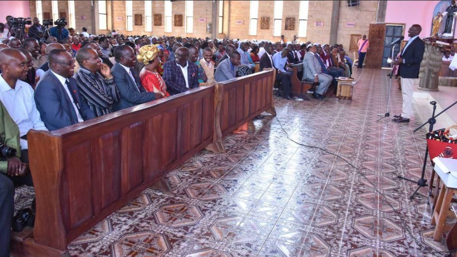 Drama as crowd blocks DP Ruto from boarding his chopper