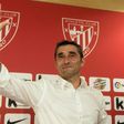 Athletic Bilbao's Spanish coach Ernesto Valverde waves to journalists at the end of a press conference in Bilbao on May 24, 2017 held to announce that he was quitting the football club