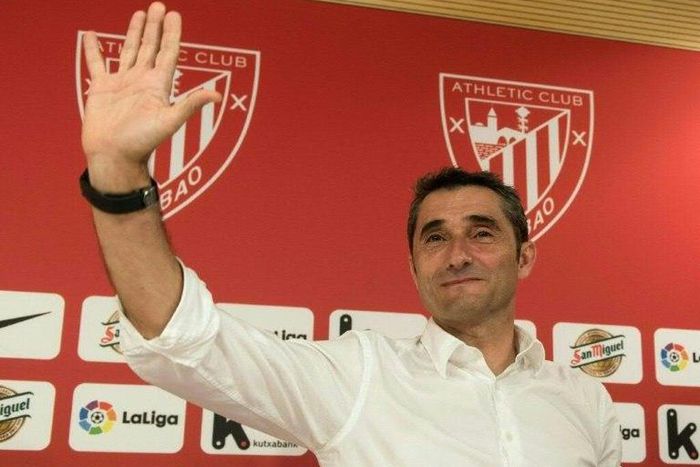 Athletic Bilbao's Spanish coach Ernesto Valverde waves to journalists at the end of a press conference in Bilbao on May 24, 2017 held to announce that he was quitting the football club