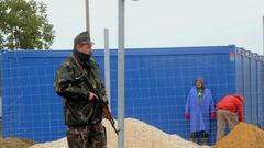 A Hungarian soldier stands guard at the Beremend border station on September 30, 2015
